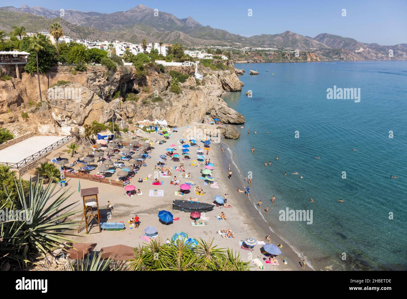 Spiaggia di Calahonda affollata di bagnanti visti dal Balcon de Europa. Nerja, Costa del Sol, Provincia di Malaga, Andalusia, Spagna meridionale. Foto Stock