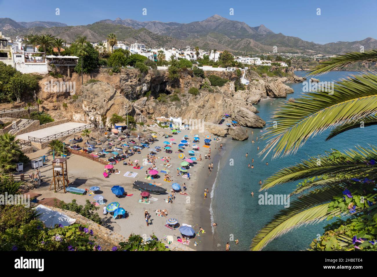 Spiaggia di Calahonda affollata di bagnanti visti dal Balcon de Europa. Nerja, Costa del Sol, Provincia di Malaga, Andalusia, Spagna meridionale. Foto Stock