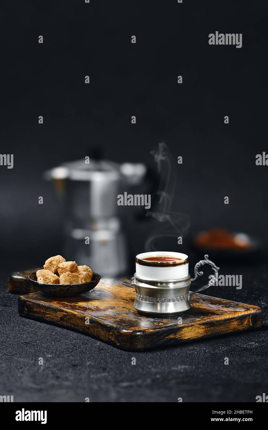 Macchina per caffè espresso, zucchero di canna e geyser Foto Stock