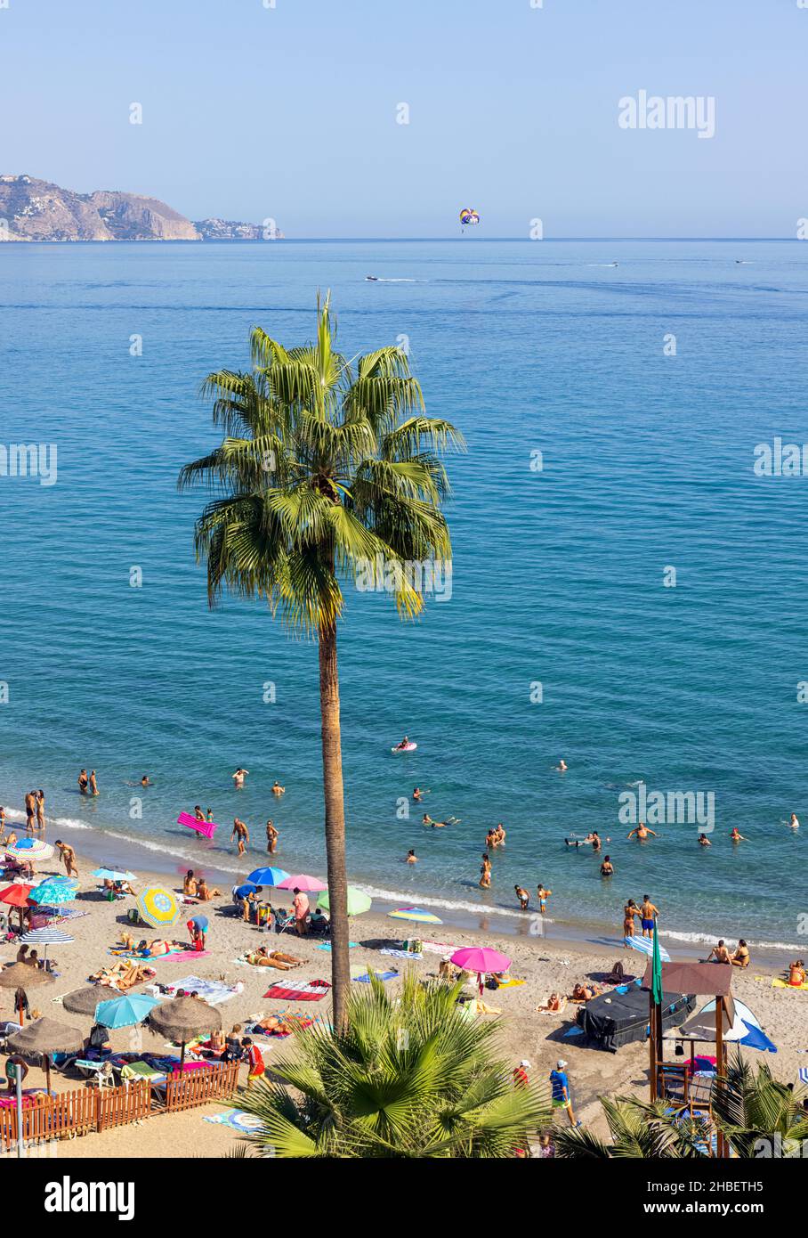 Spiaggia di Calahonda affollata di bagnanti visti dal Balcon de Europa. Nerja, Costa del Sol, Provincia di Malaga, Andalusia, Spagna meridionale. Foto Stock