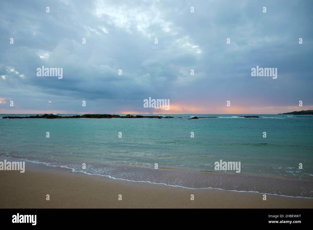 Spettacolari nuvole dopo il tramonto a Saltstagno Beach vicino Hanapepe su Kauai Foto Stock