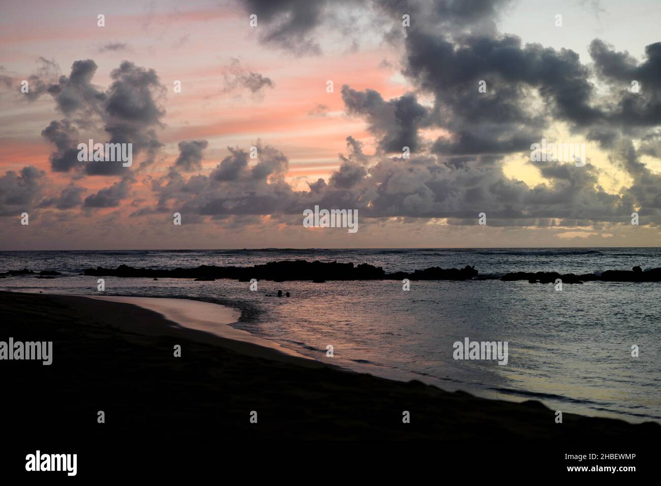 Spettacolari nuvole dopo il tramonto a Saltstagno Beach vicino Hanapepe su Kauai Foto Stock