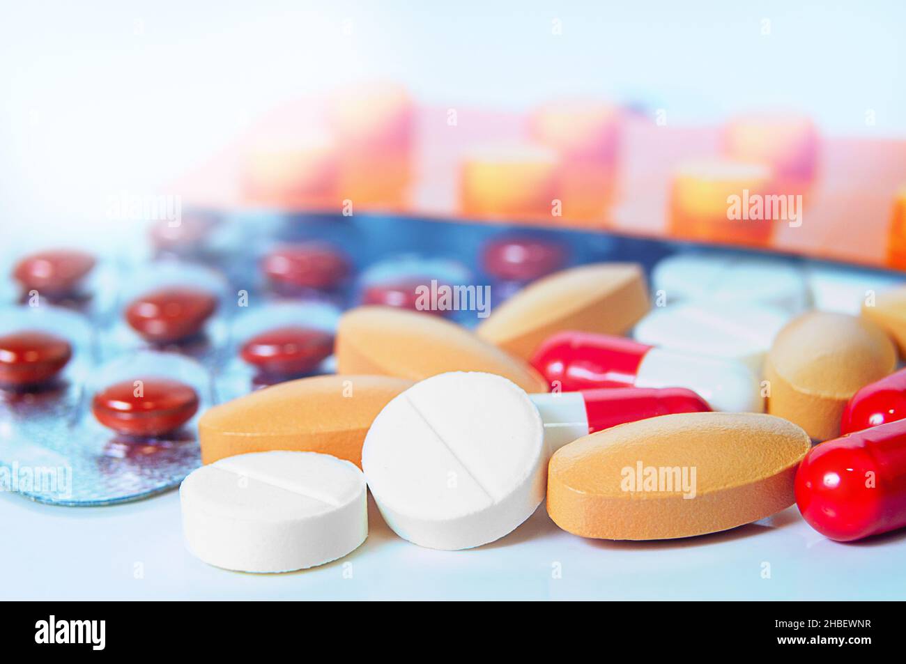 Diverse pillole, blister e capsule di compresse su sfondo bianco. Concetto farmacologico Foto Stock
