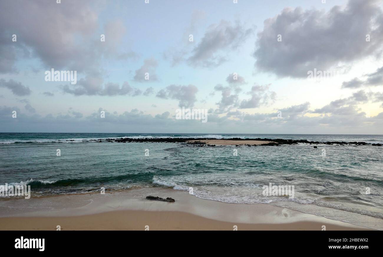 Affioramento roccioso a Brenneckes Beach a Poipu su Kauai Foto Stock