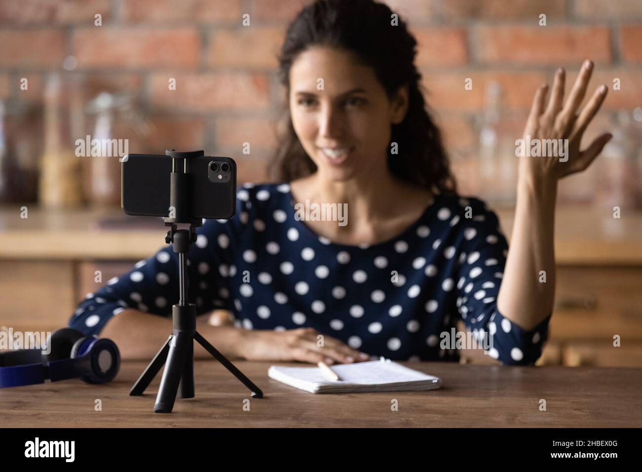 Sorridente simpatica donna influencer che registra video su smartphone. Foto Stock