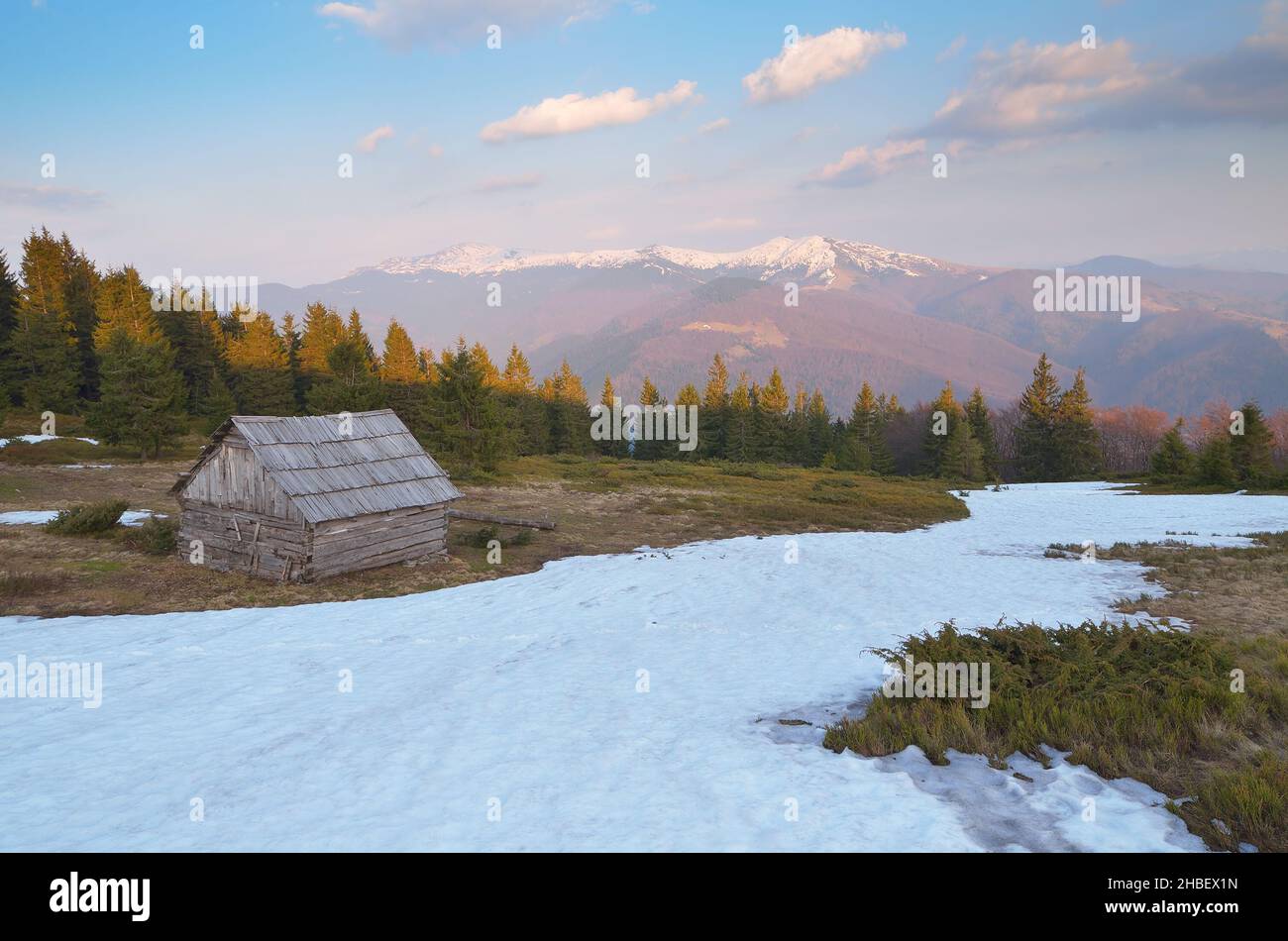 Paesaggio primaverile con una piccola casa in legno in montagna. Carpazi, Ucraina, Europa Foto Stock