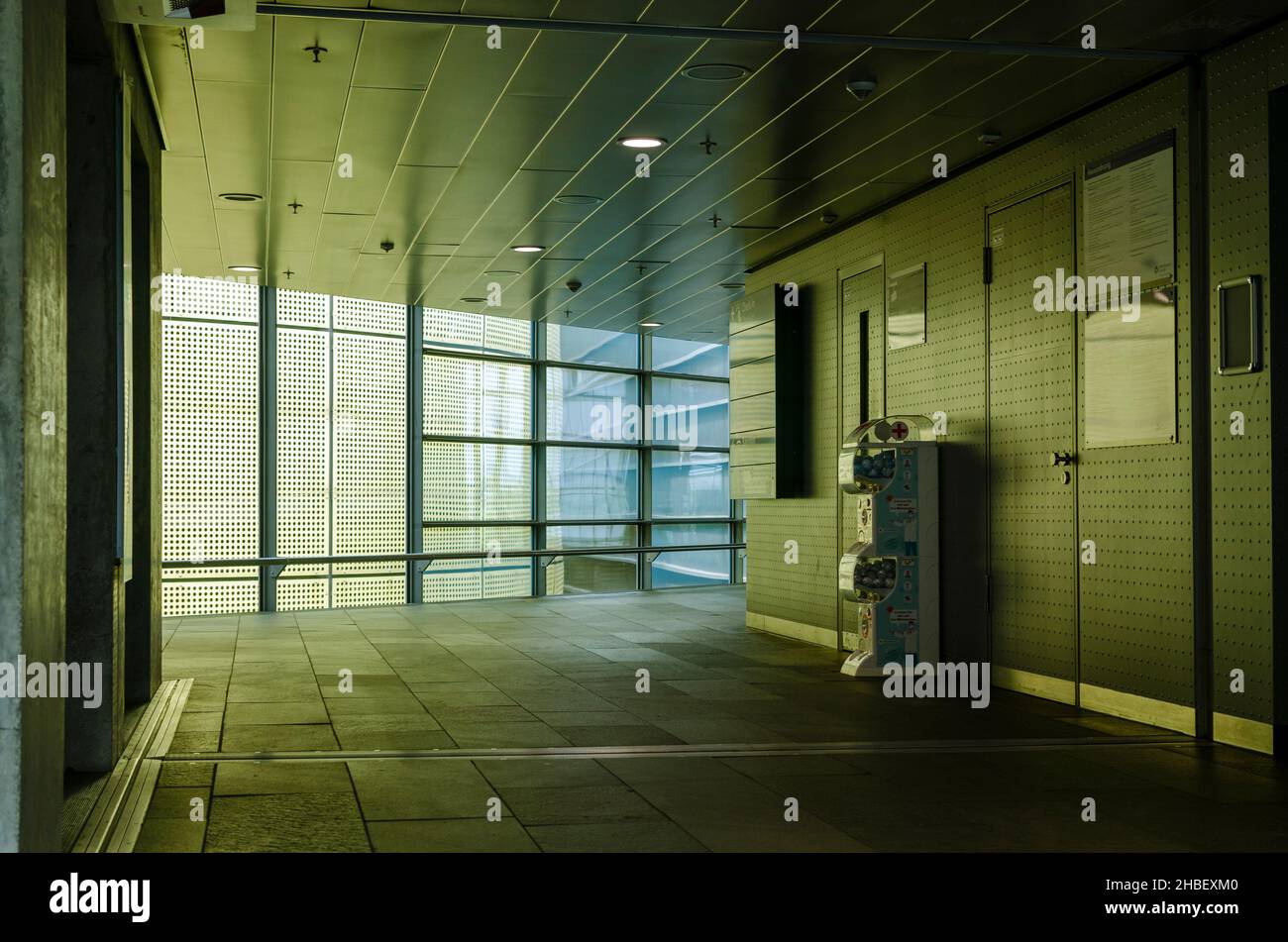 Architettura dell'aeroporto di Lipsia/Halle con luce, ombre, vetro e riflessi alla luce del giorno Foto Stock