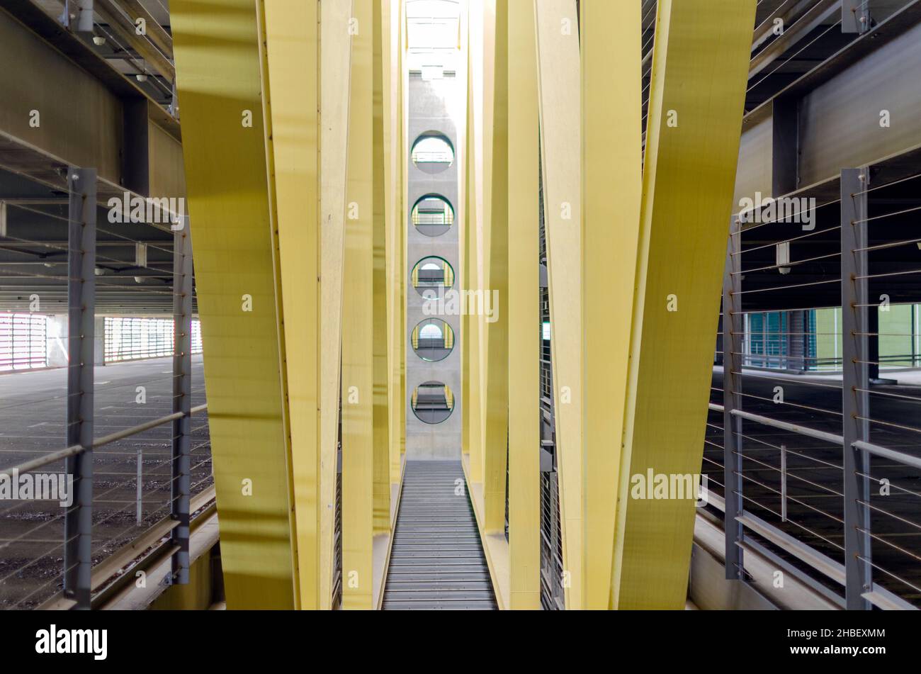 Architettura dell'aeroporto di Lipsia/Halle con luce, ombre, vetro e riflessi alla luce del giorno Foto Stock