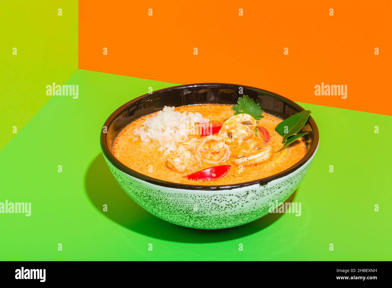 Zuppa tailandese Tom Yum Goong Nam Kon con gamberi, funghi Enoki e peperoncino fresco Foto Stock