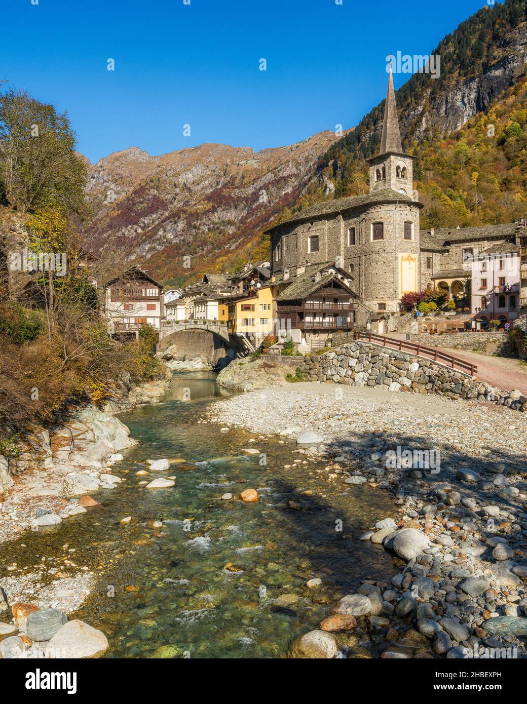 Il bellissimo borgo di Campertorno, in autunno, in Valsesia (Val Sesia). Provincia di Vercelli, Piemonte, Italia. Foto Stock