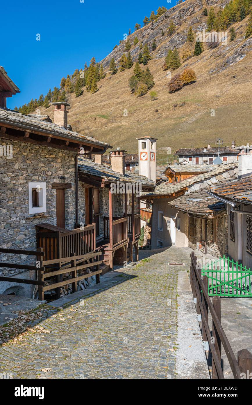 Il pittoresco borgo di Pontechianale durante la stagione autunnale, nella Valle di Varaita, Piemonte, nel nord Italia. Foto Stock