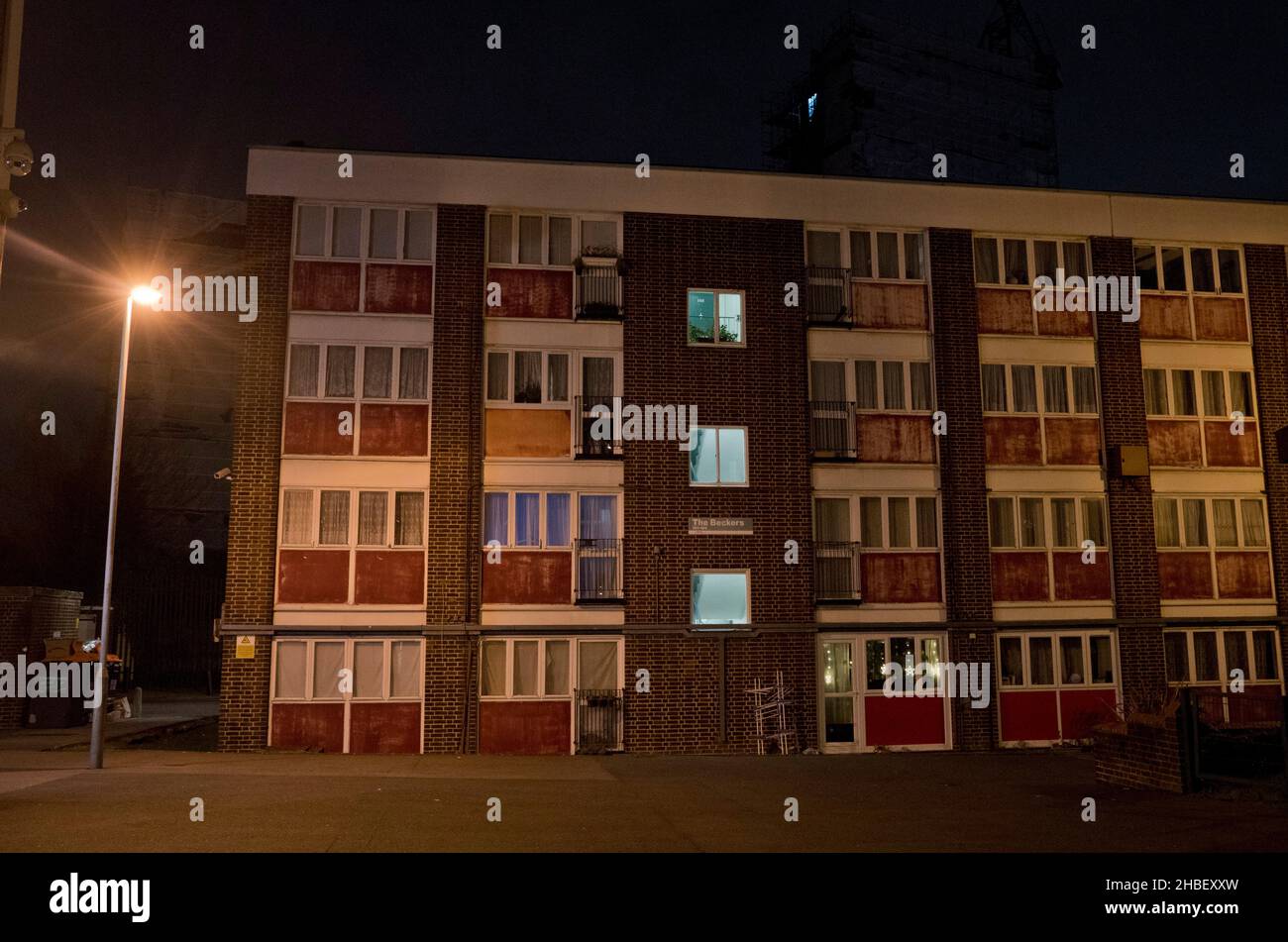 Consiglio immobiliare di notte a Hackney, Londra, Inghilterra, Regno Unito Foto Stock