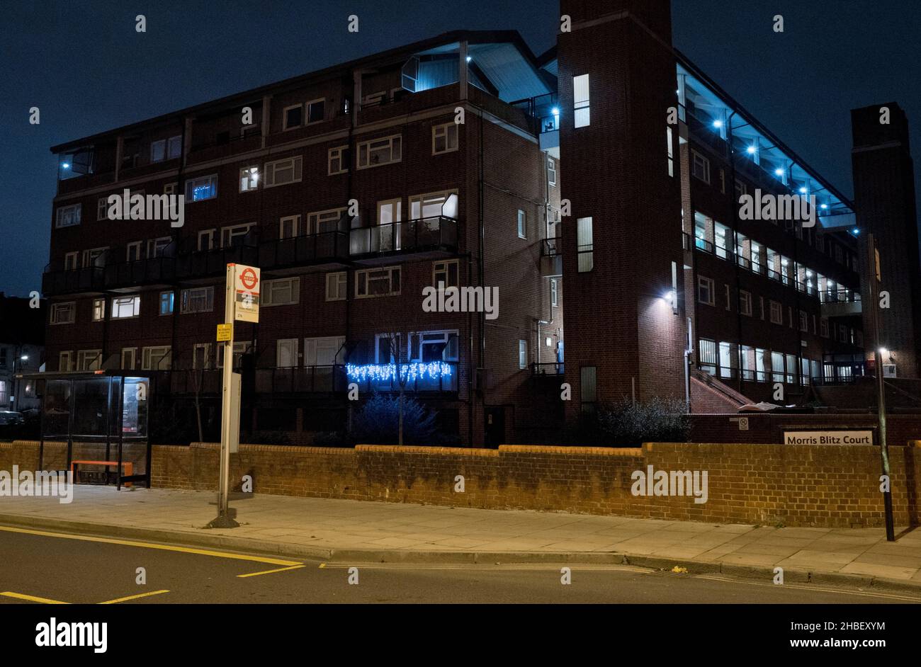 Consiglio immobiliare di notte a Hackney, Londra, Inghilterra, Regno Unito Foto Stock