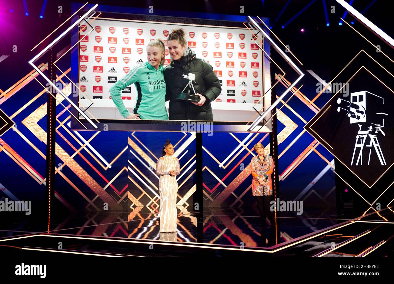 Jen Beattie riceve il premio Helen Rollaston tramite collegamento video durante i BBC Sports Personality of the Year Awards 2021 al MediaCityUK di Salford. Data foto: Domenica 19 dicembre 2021. Foto Stock