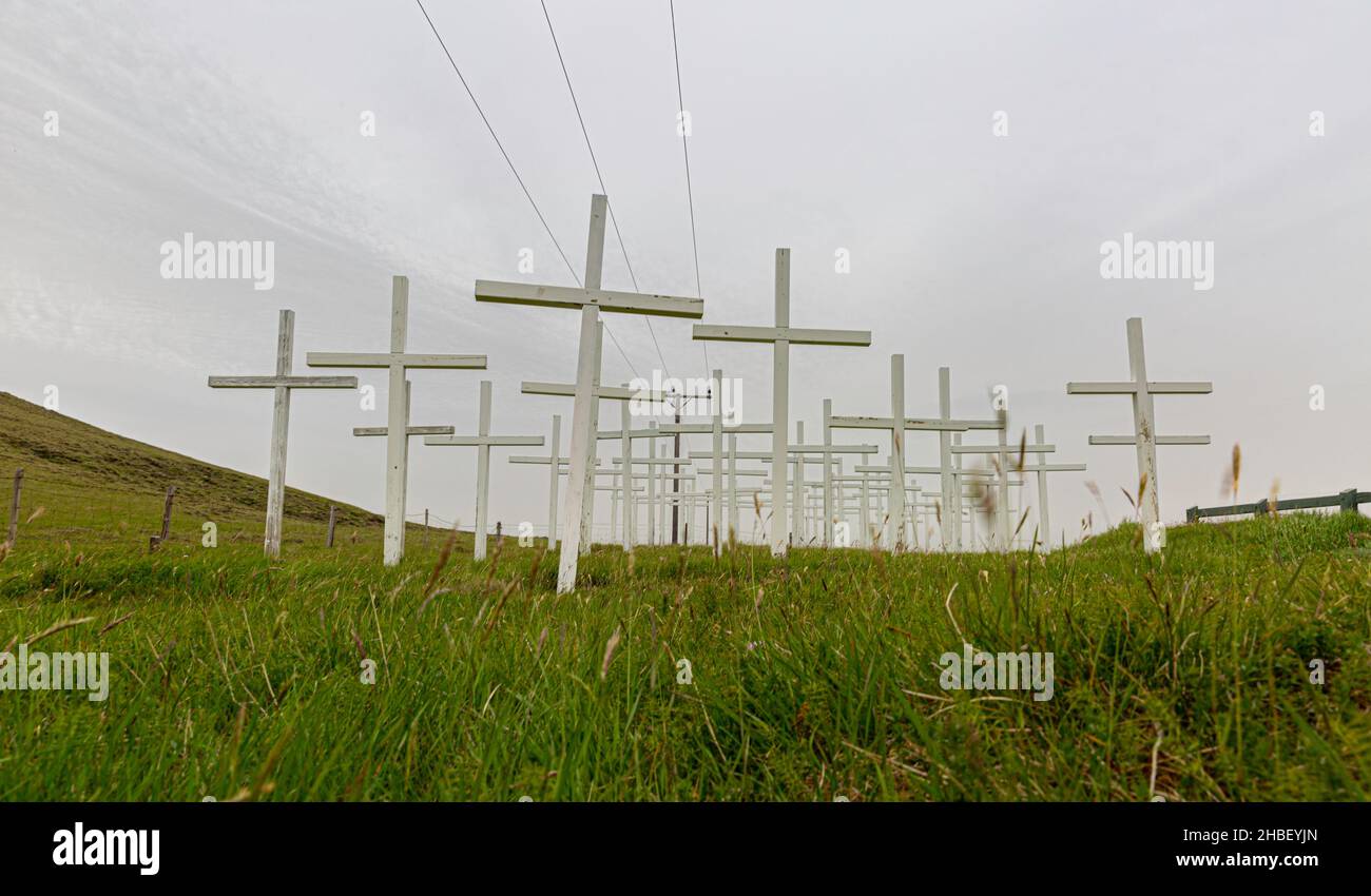 Le croci di KogunarhollPer l'idea di erigere le croci è di ricordare le vittime del traffico e ricordare ai viaggiatori i pericoli di Sudurlandsveg Foto Stock