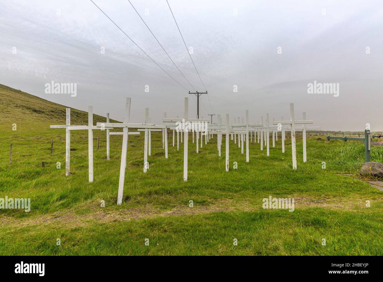 Le croci di KogunarhollPer l'idea di erigere le croci è di ricordare le vittime del traffico e ricordare ai viaggiatori i pericoli di Sudurlandsveg Foto Stock