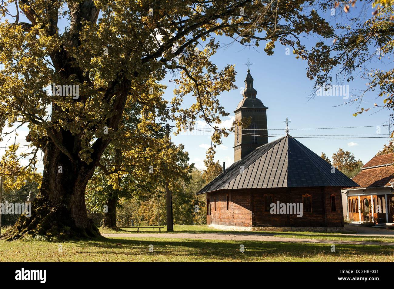 La Chiesa del Santo profeta Ijija a Maricka, Republika Srpska Entity, BiH. Chiesa Ortodossa serba in legno. Religione cristiana ortodossa h Foto Stock