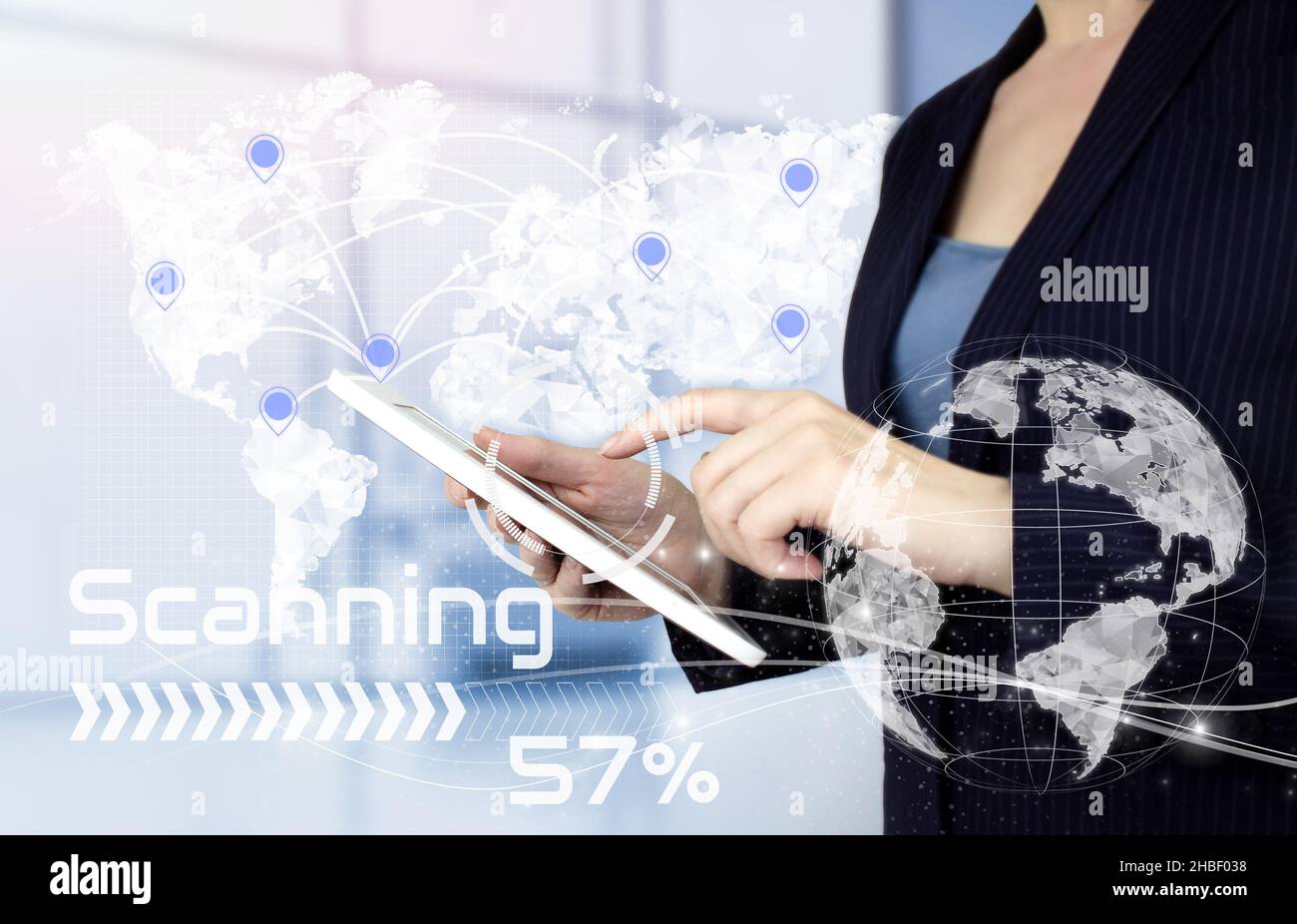 Governare il mondo, concetti di dominazione del mondo. Tablet bianco con mano touch con mondo ologramma digitale, terra, mappa, globo posizione contrassegno sulla luce sfocatura Foto Stock