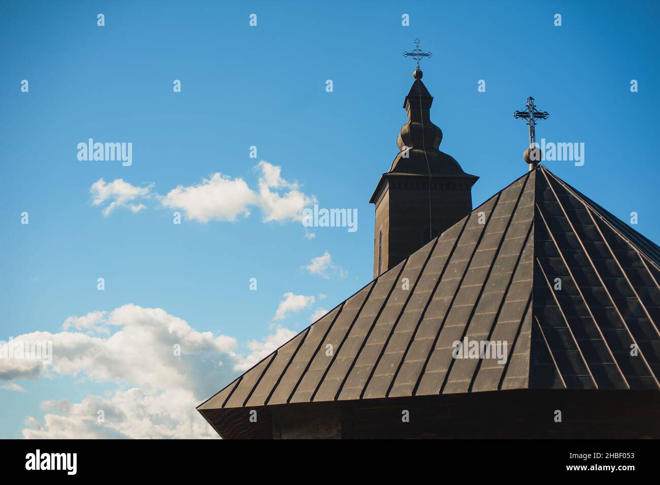 La Chiesa del Santo profeta Ijija a Maricka, Republika Srpska Entity, BiH. Chiesa Ortodossa serba in legno. Religione cristiana ortodossa h Foto Stock