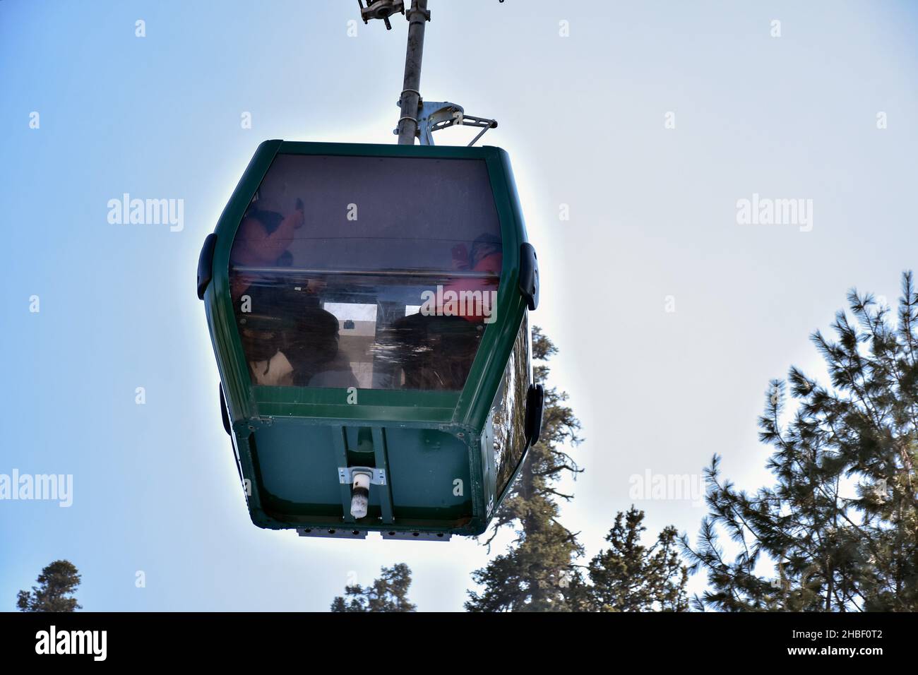 Gulmarg, India. 19th Dic 2021. I turisti possono fare un giro in funivia durante una fredda giornata invernale in una famosa stazione sciistica di Gulmarg, a circa 55kms da Srinagar. (Foto di Saqib Majeed/SOPA Images/Sipa USA) Credit: Sipa USA/Alamy Live News Foto Stock