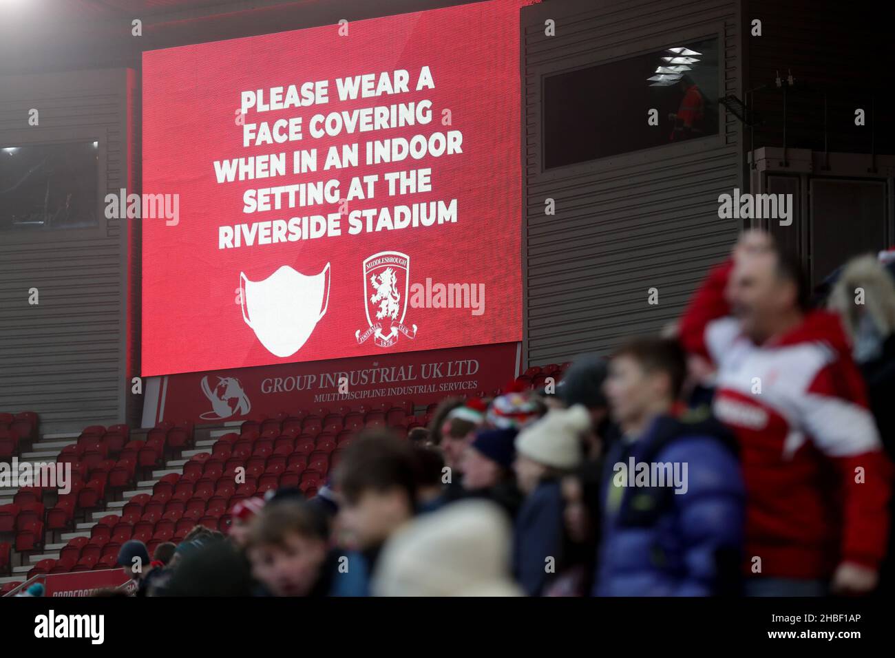 Si prega di indossare un cartello con la copertura del viso durante la partita del campionato Sky Bet al Riverside Stadium, Middlesbrough. Data foto: Sabato 18 dicembre 2021. Foto Stock
