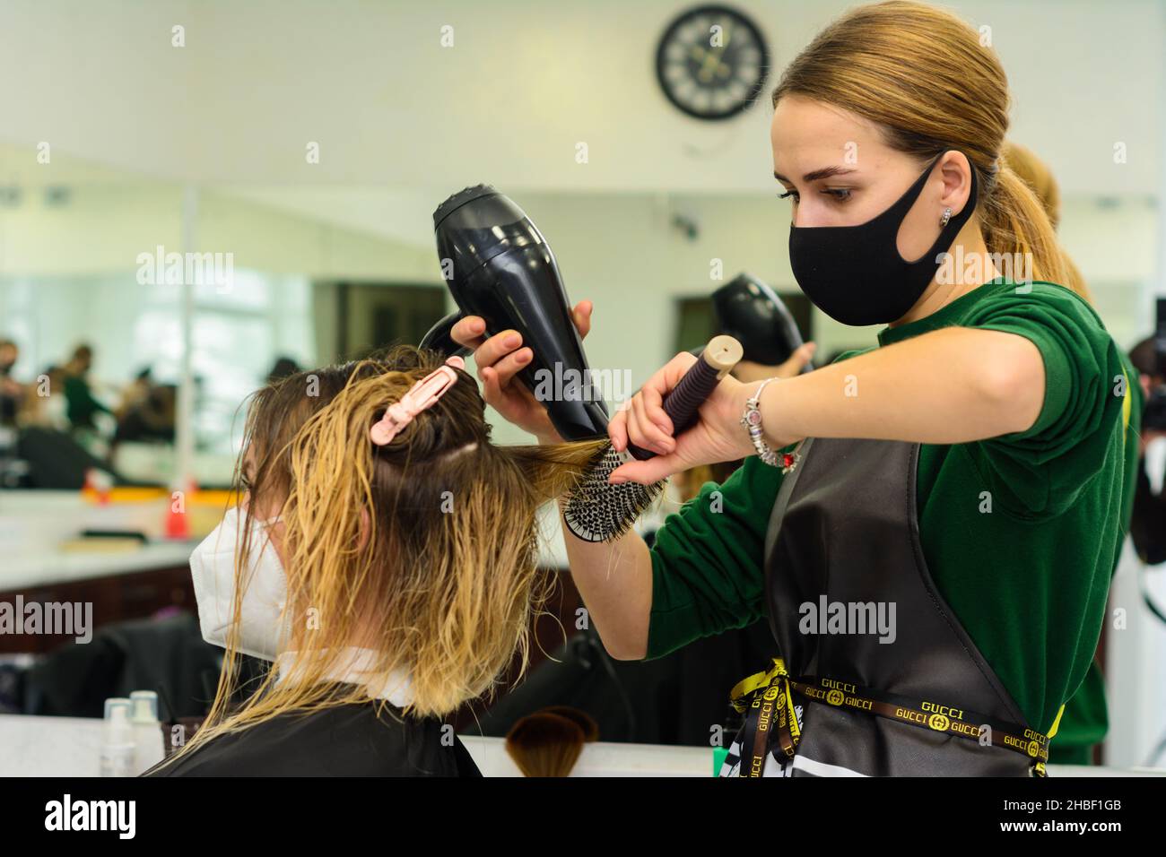 Dolyna, Ivano-Frankivsk 5 marzo 2021: Capelli puliti e bagnati dopo la colorazione, pettinatura dei capelli bagnati. Foto Stock