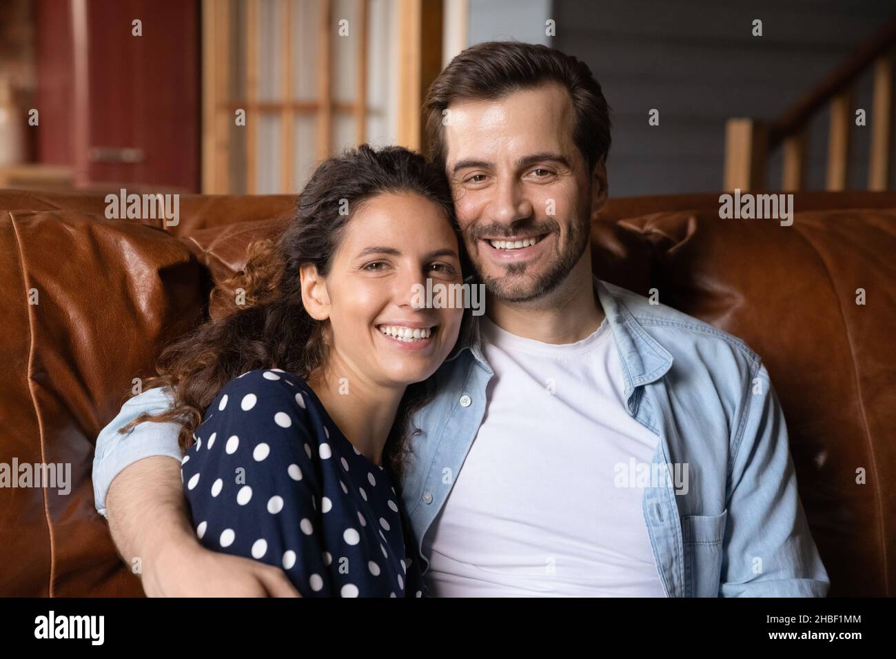 Ritratto di sorridente amorevole legame giovane coppia di famiglia. Foto Stock