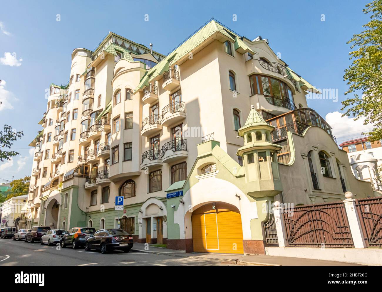 Edificio in stile architettonico art nouveau costruito nel 1998, Sechenovskiy per 2. mosca, Russia Foto Stock