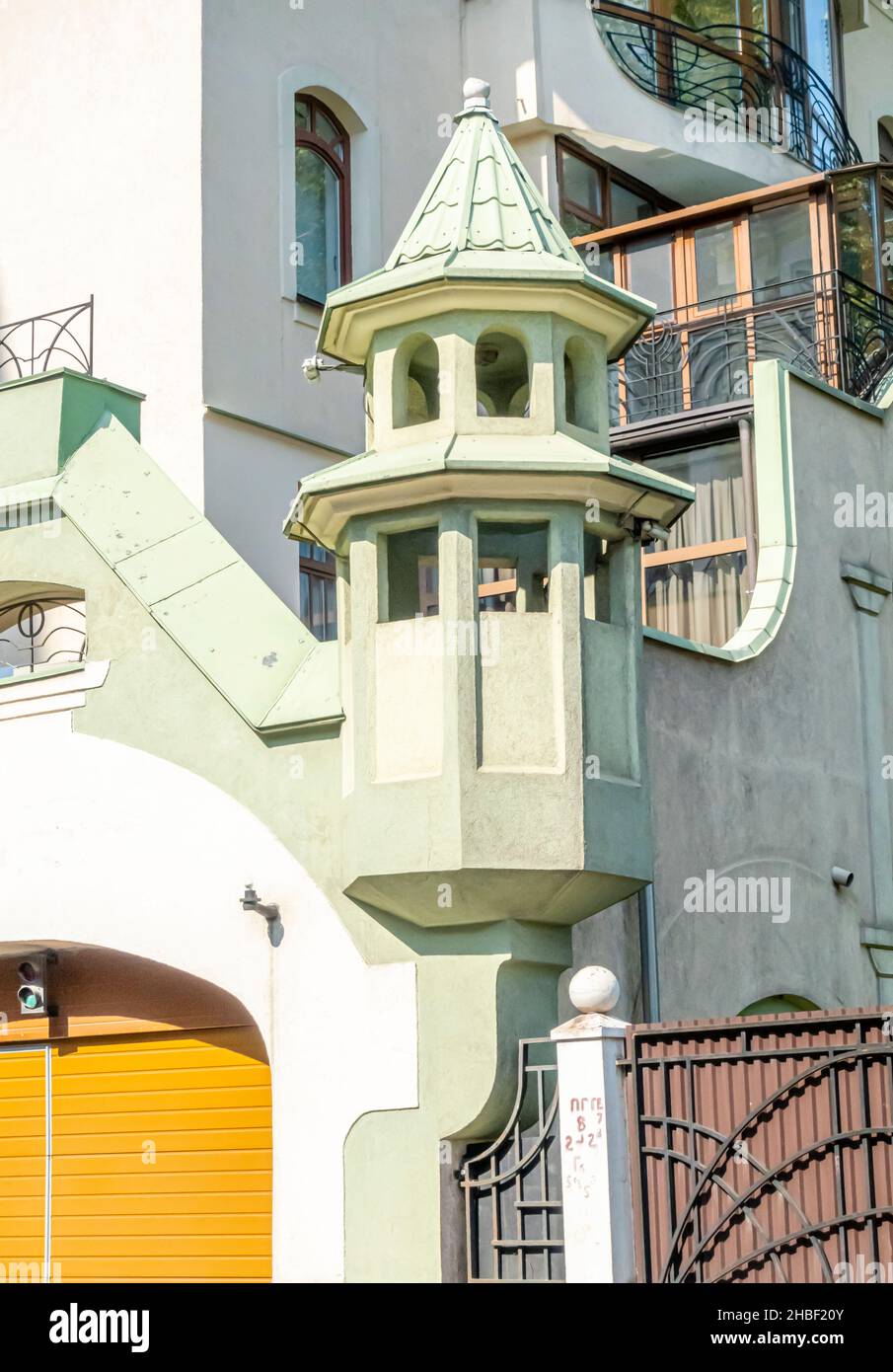 Dettaglio su Stlyised in art nouveau edificio in stile architettonico costruito nel 1998, Sechenovskiy per 2. mosca, Russia Foto Stock