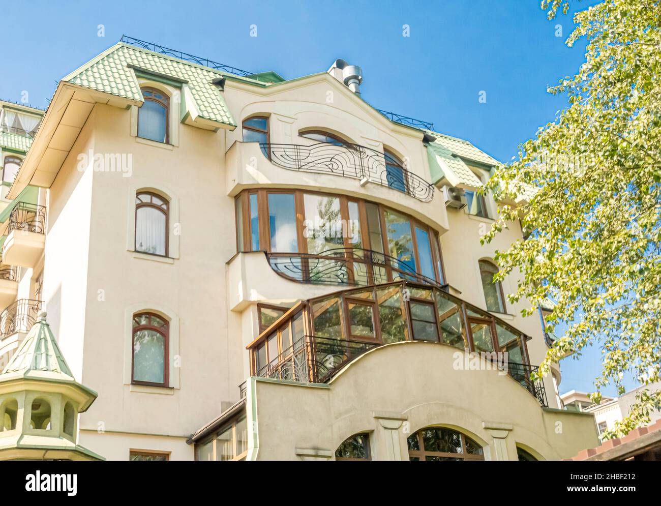 Dettaglio su Stlyised in art nouveau edificio in stile architettonico costruito nel 1998, Sechenovskiy per 2. mosca, Russia Foto Stock