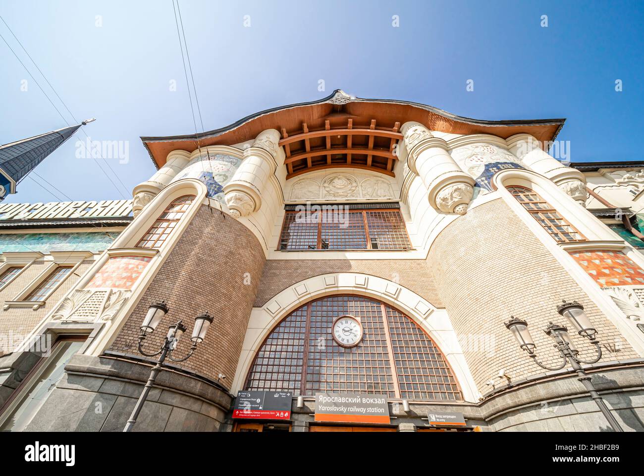 Architettura Art Nouveau a Mosca- Jaroslavsky Vokzal Trainstation edificio, progettato dall'architetto M Lewestam nel 1902, Russia Foto Stock