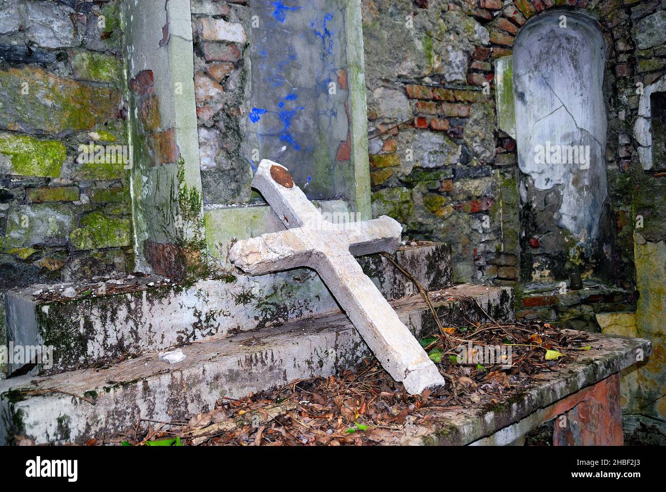 Zagora, vicino al villaggio di Plove, (SLO) : il cimitero di guerra ex 'Generale Prelli' e la sua cappella dedicata a San Luigi. Vi furono sepolti i corpi di 4.000 soldati italiani e 220 austro-ungheresi, tutti uccisi a Zagora, sul monte Kuk e sul monte Vodice. Gen. Prelli desiderava essere sepolto tra i suoi soldati e il suo desiderio si adempì quando morì, nel 1919. Alcuni anni dopo, i cadaveri dei soldati italiani furono trasferiti nell'ossario di Oslavia, ma i resti del generale furono trasferiti a Redipuglia, nessuno sa perché. L'altare e una delle croci dell'ex cimitero Foto Stock