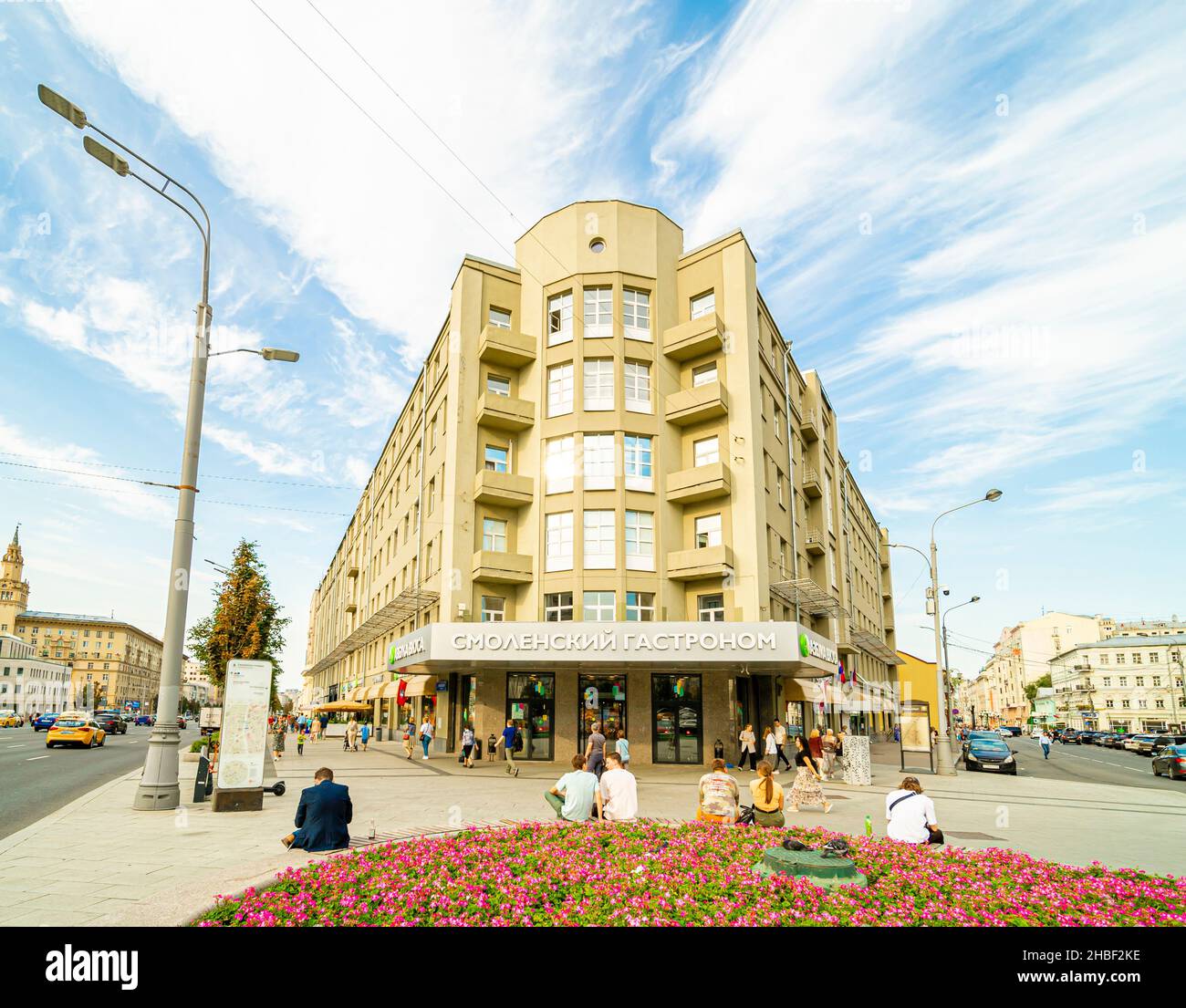 Architettura Costruttivista a Mosca, Russia- edificio Smolensky univermag, ex Torgsin, progettato nel 1928-1930 dagli architetti Mayat, Oltorzhevsky Foto Stock