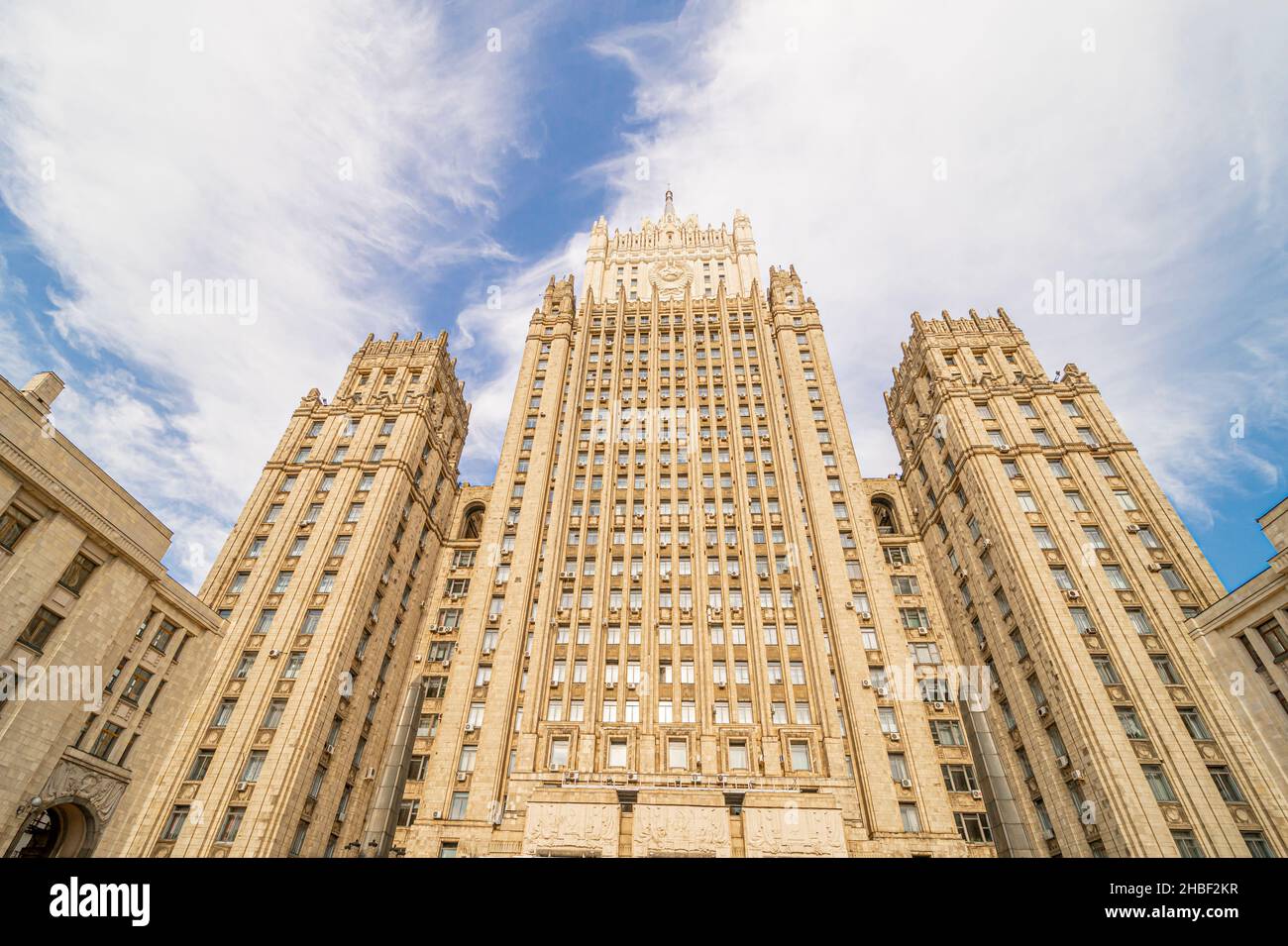 Pietra miliare dell'architettura stalinista - edificio principale del Ministero degli Affari Esteri della Russia. MID Skyscraper progettato dagli architetti Gelfreykh e Minkus, 1953 Foto Stock