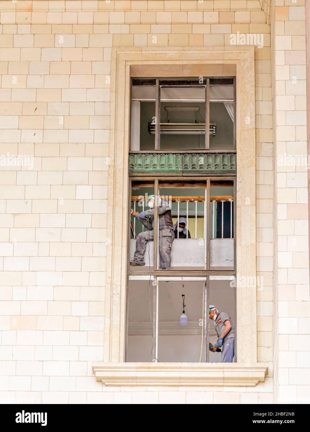 Lavoratori che lavorano per ristrutturare la grande finestra di architettura stalinista-Mosca state University edificio, Mosca, Russia Foto Stock