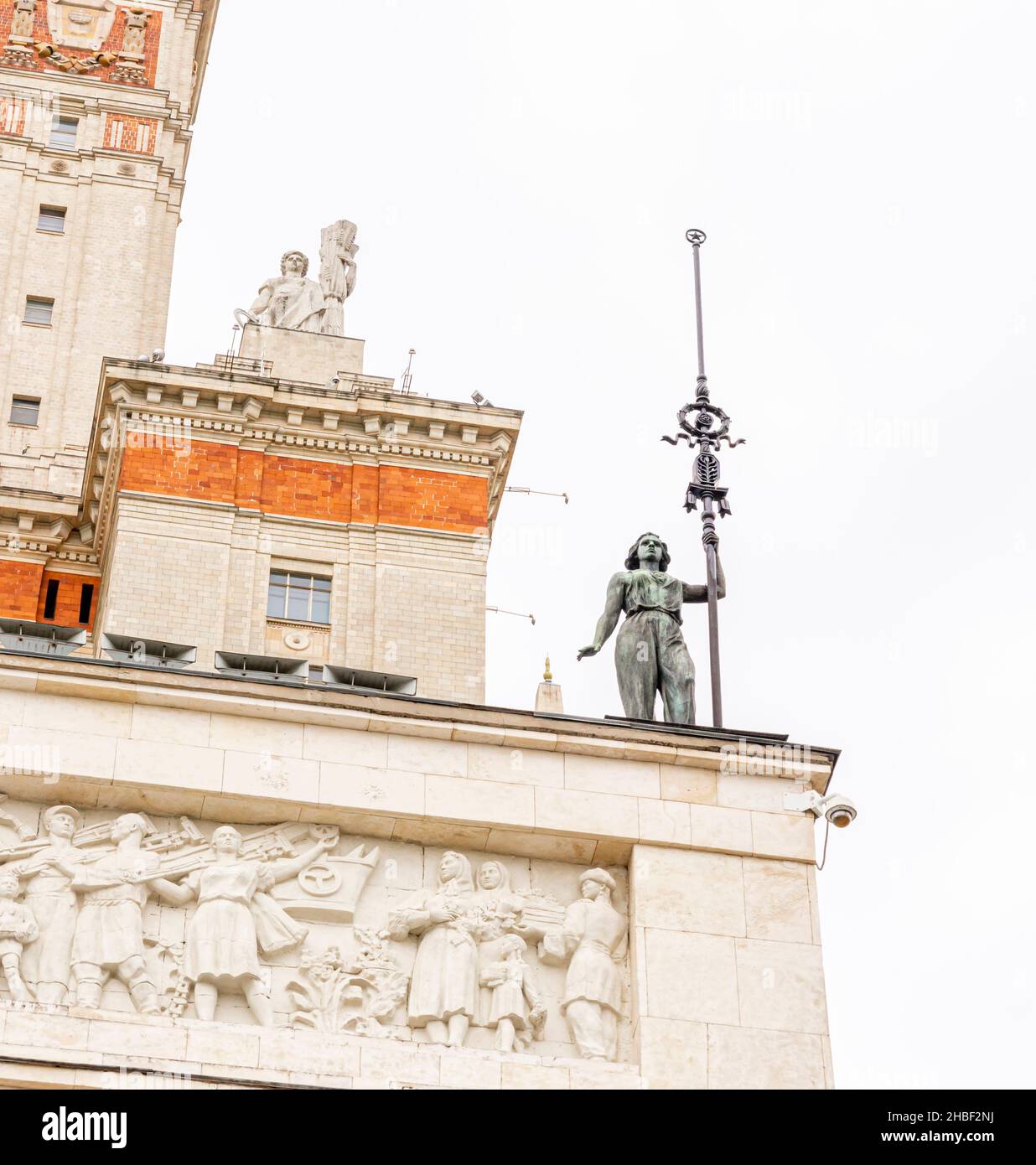 Statua di donna con guglia, bassorilievi- architettura stalinista-edificio dell'Università di Stato di Mosca, stile neo-classicista impero,1949-1953, Mosca, Russia Foto Stock