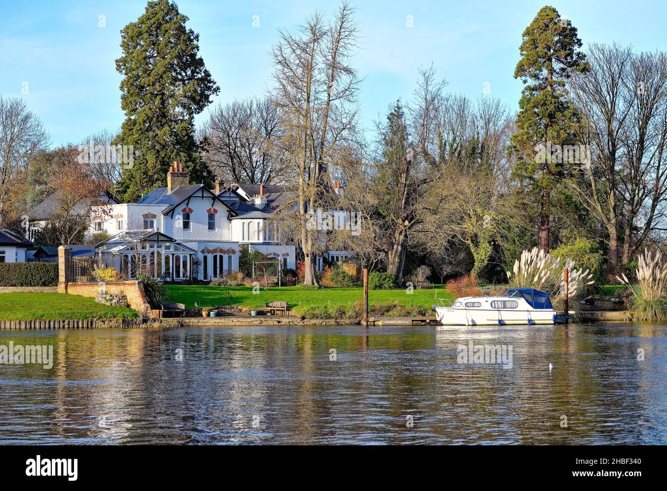 Elegante casa lungo il fiume Tamigi a Shepperton in un giorno d'autunno soleggiato Surrey Inghilterra UK Foto Stock