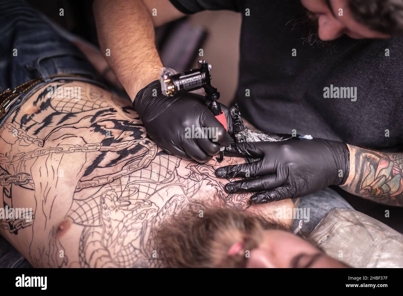 Tatuaggio professionale in studio Foto Stock