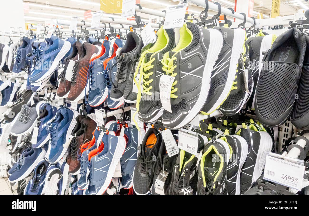 Scarpe sportive a prezzi accessibili, calzature in mostra nel negozio Auchan,  Mosca, Russia Foto stock - Alamy