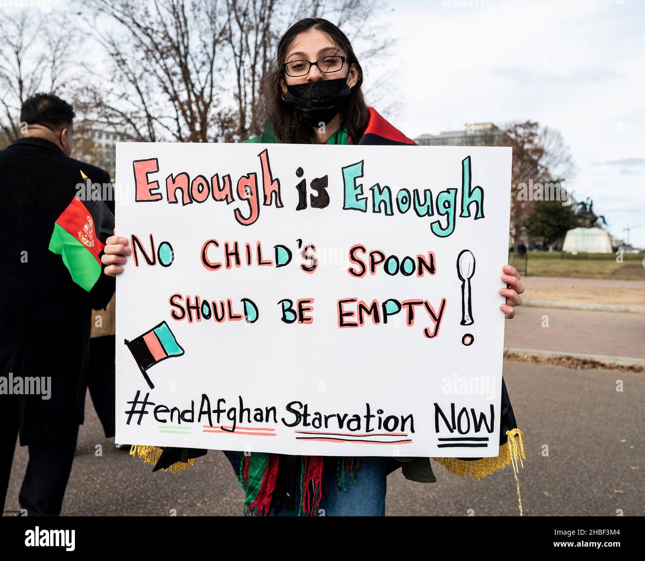 Washington, DC, Stati Uniti. 19th Dic 2021. Washington, DC, Stati Uniti: Donna che porta un cartello con la scritta ''basta, nessun cucchiaio per bambini deve essere vuoto!'' In un rally per porre fine alla fame in Afghanistan. (Credit Image: © Michael Brochstein/ZUMA Press Wire) Foto Stock