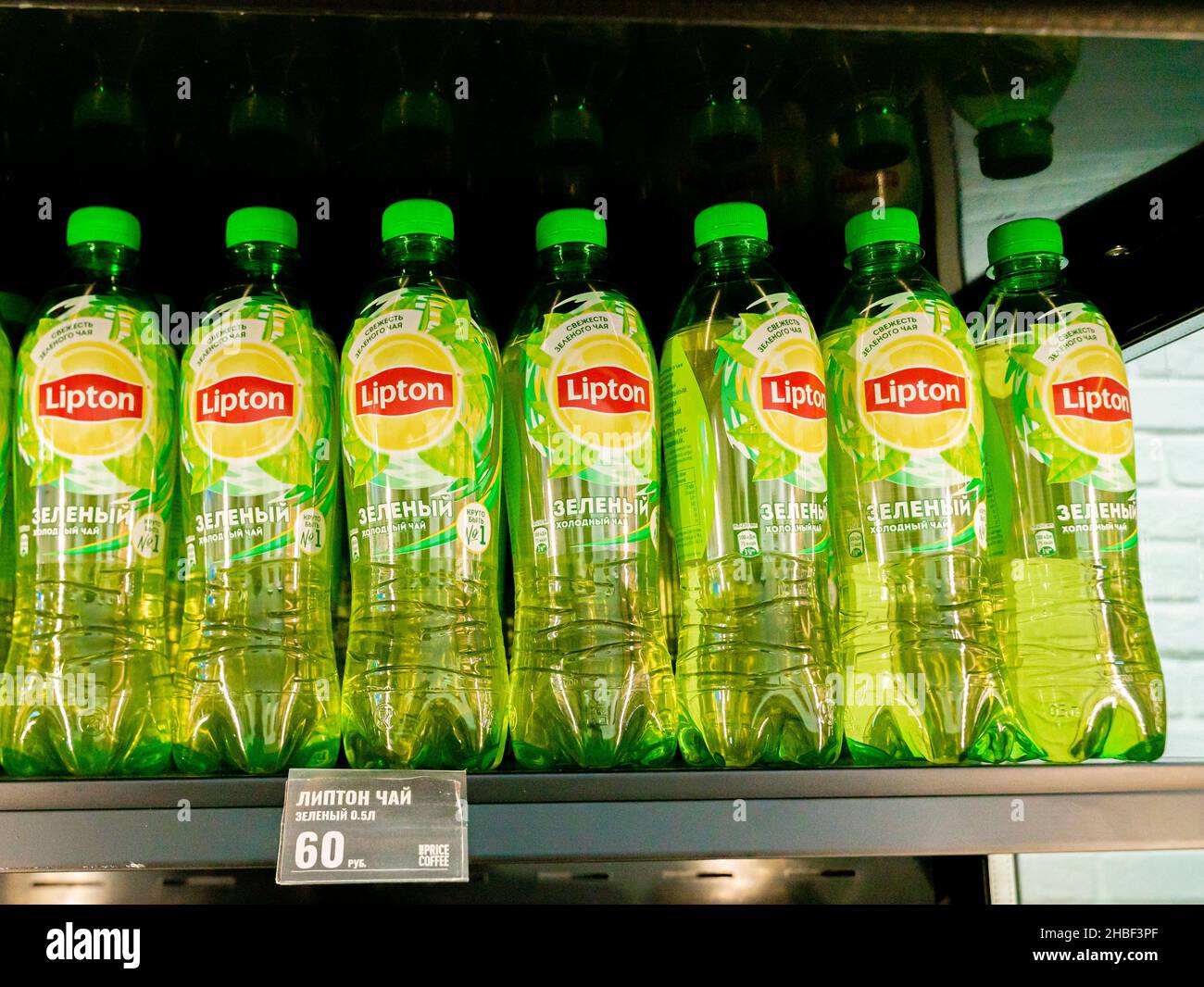 Bottiglie di tè verde Lipton, 0,5 litri sullo scaffale del caffè con prezzo tag. Mosca, Russia Foto Stock