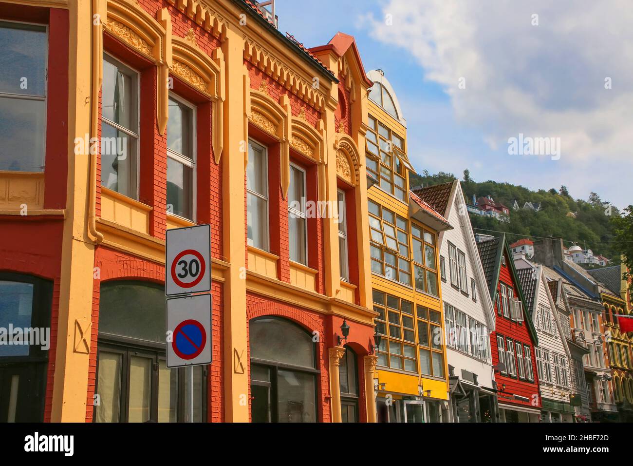 Strada tipica di Bergen, architettura storica, colorati edifici in legno e montagna Floyan sullo sfondo in una giornata estiva. Norvegia. Foto Stock
