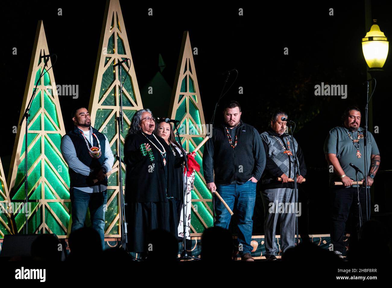 I membri della Wilton Rancheria, incluso il presidente Jesus Tarango, eseguono una benedizione della terra alla cerimonia di illuminazione di Natale del Campidoglio della California. Foto Stock