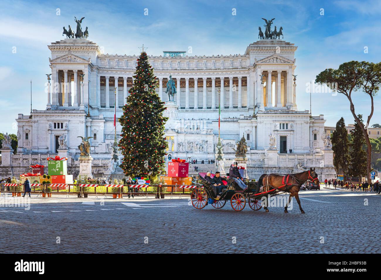 Roma, Italia - 19 dicembre 2021: Il principale albero di Natale di Roma in Piazza Venezia in giornata di sole Foto Stock