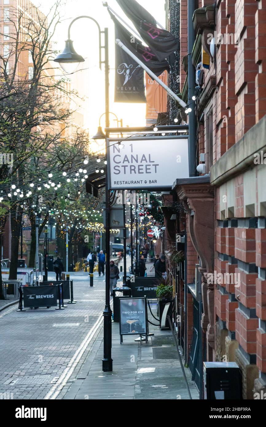 Canal Street nel 'villaggio gay' di Manchester, Inghilterra, Regno Unito. Cartello per il ristorante 'no 1 Canal Street' visibile Foto Stock