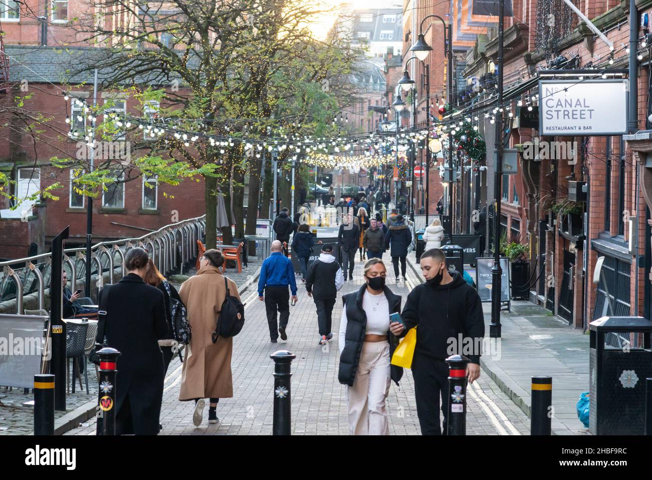 Canal Street nel 'villaggio gay' di Manchester, Inghilterra, Regno Unito. I pedoni camminano su e giù per la strada Foto Stock