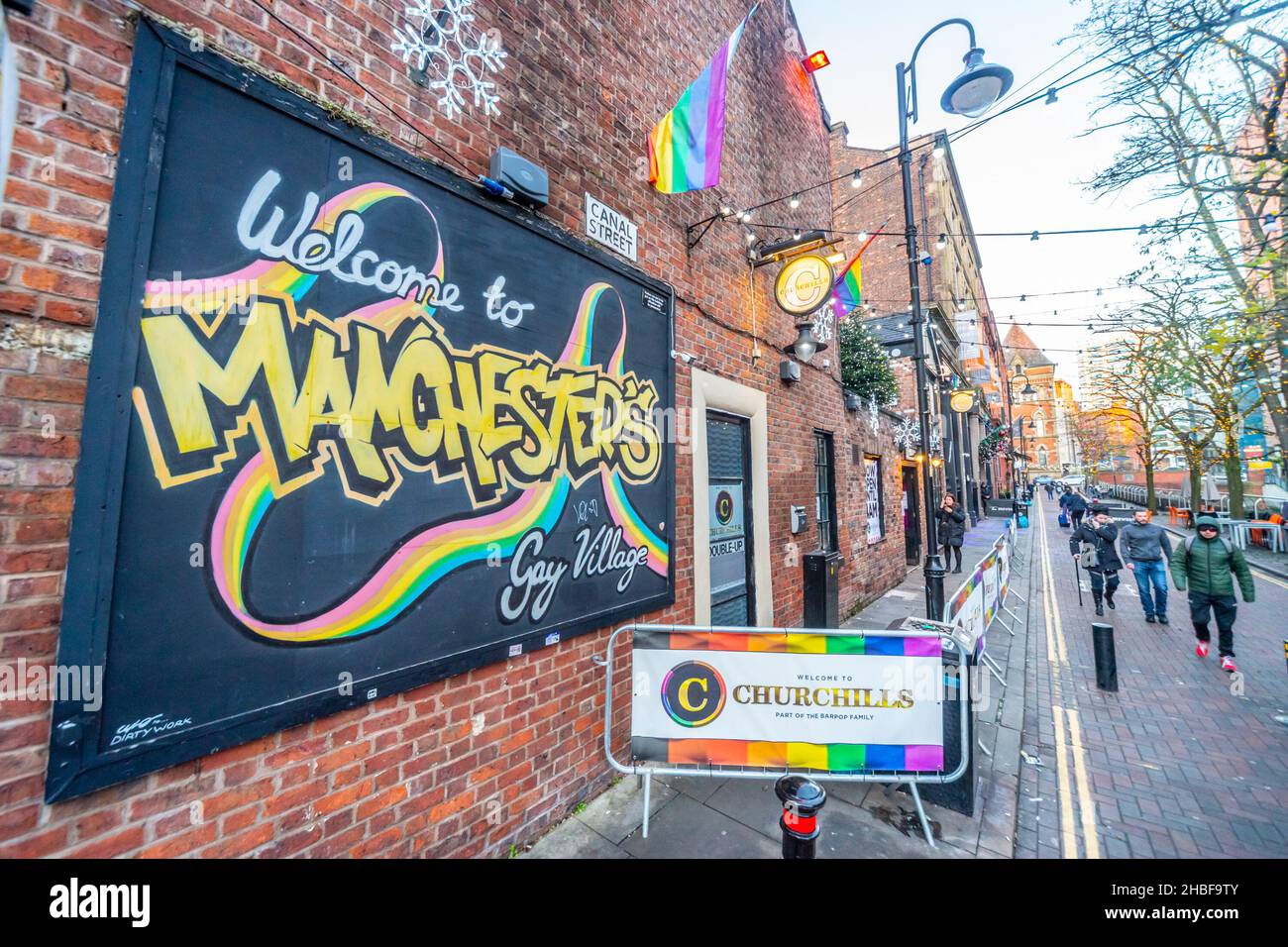 Cartello su un edificio in Canal Street, Manchester, che accoglie la gente al 'villaggio gay', situato vicino all'incrocio di Chorlton Street Foto Stock