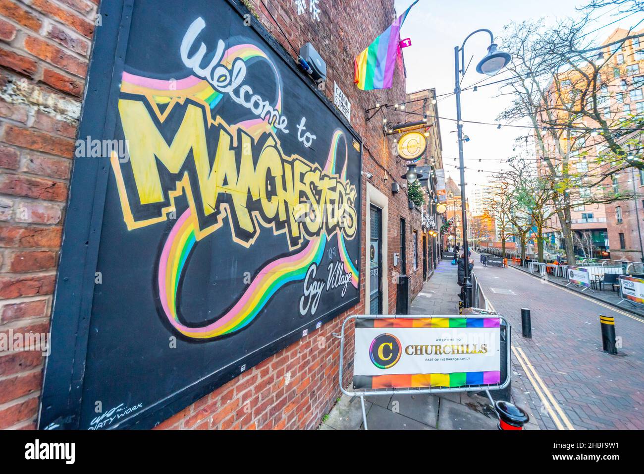 Cartello su un edificio in Canal Street, Manchester, che accoglie la gente al 'villaggio gay', situato vicino all'incrocio di Chorlton Street Foto Stock