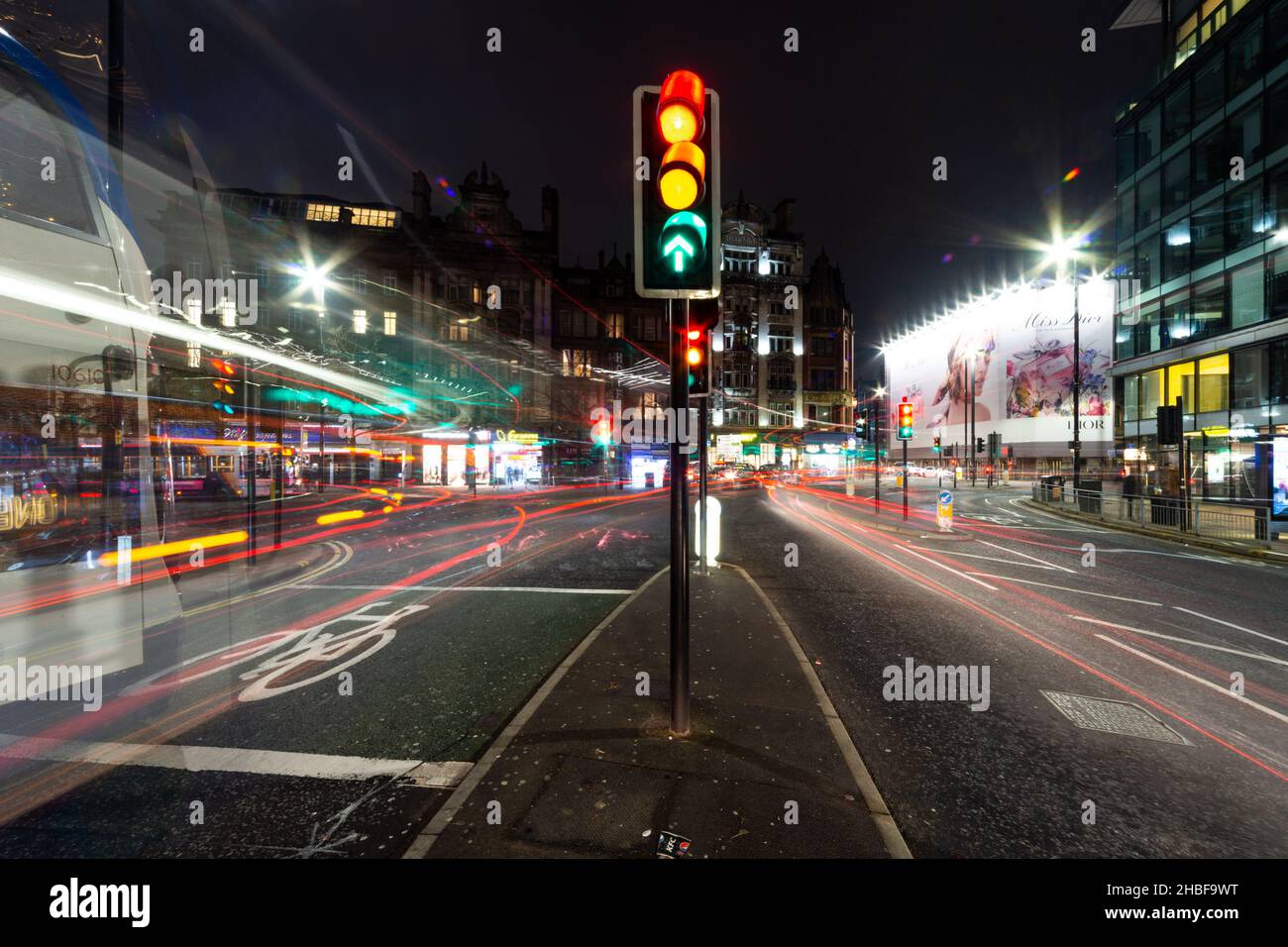 Percorsi luminosi a lunga esposizione da autobus e altro traffico in movimento su Portland Street, Manchester, Inghilterra, Regno Unito Foto Stock