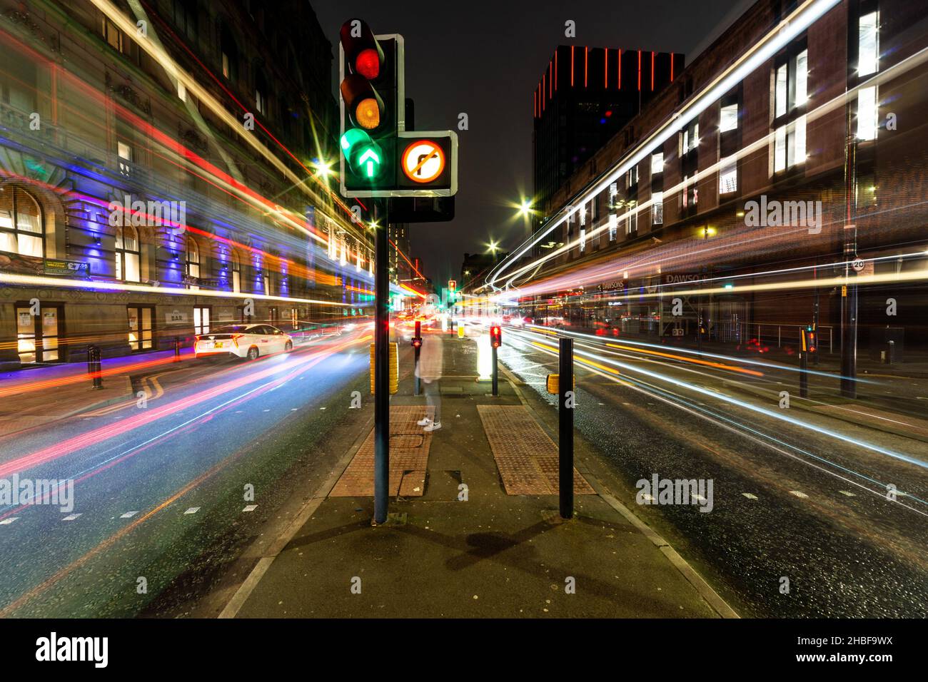 Percorsi luminosi a lunga esposizione da autobus e altro traffico in movimento su Portland Street, Manchester, Inghilterra, Regno Unito Foto Stock